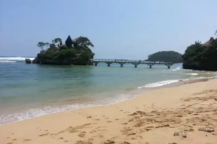 Pantai Balekambang, Pantai Indah dengan View Alam yang Memesona di Malang